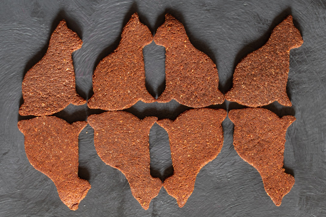 chocolate cardamom cat cookies: flatlay 8 cats