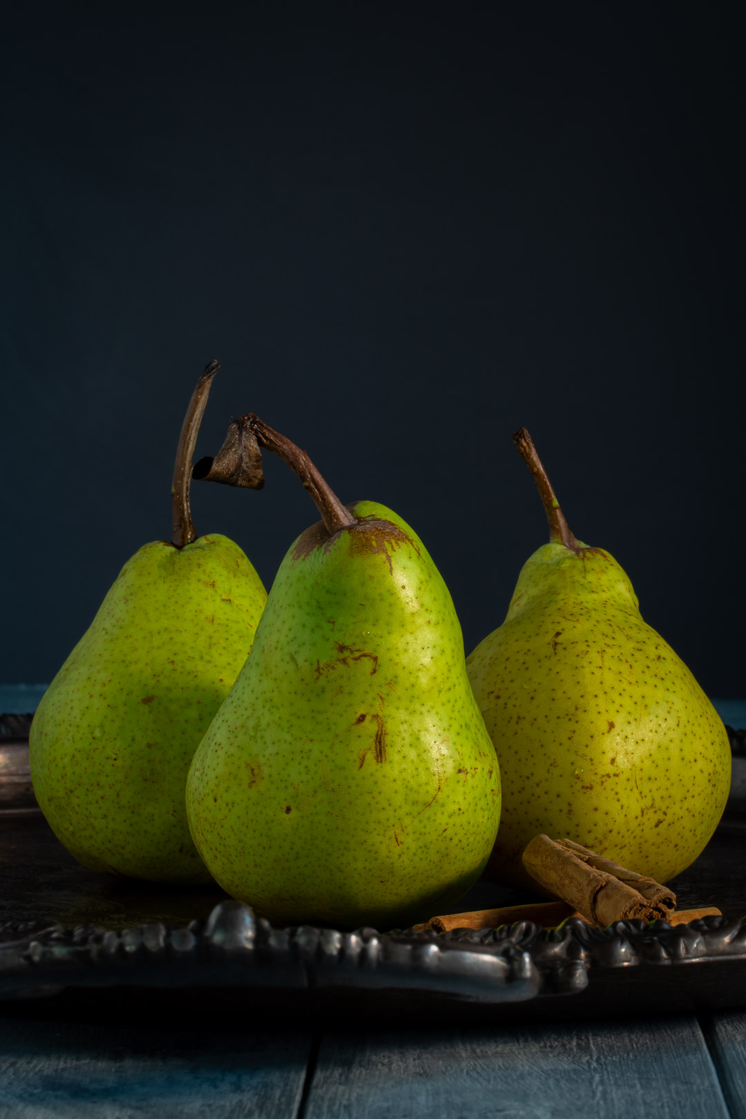3 pears with cinnamon sticks for pear cinnamon sour