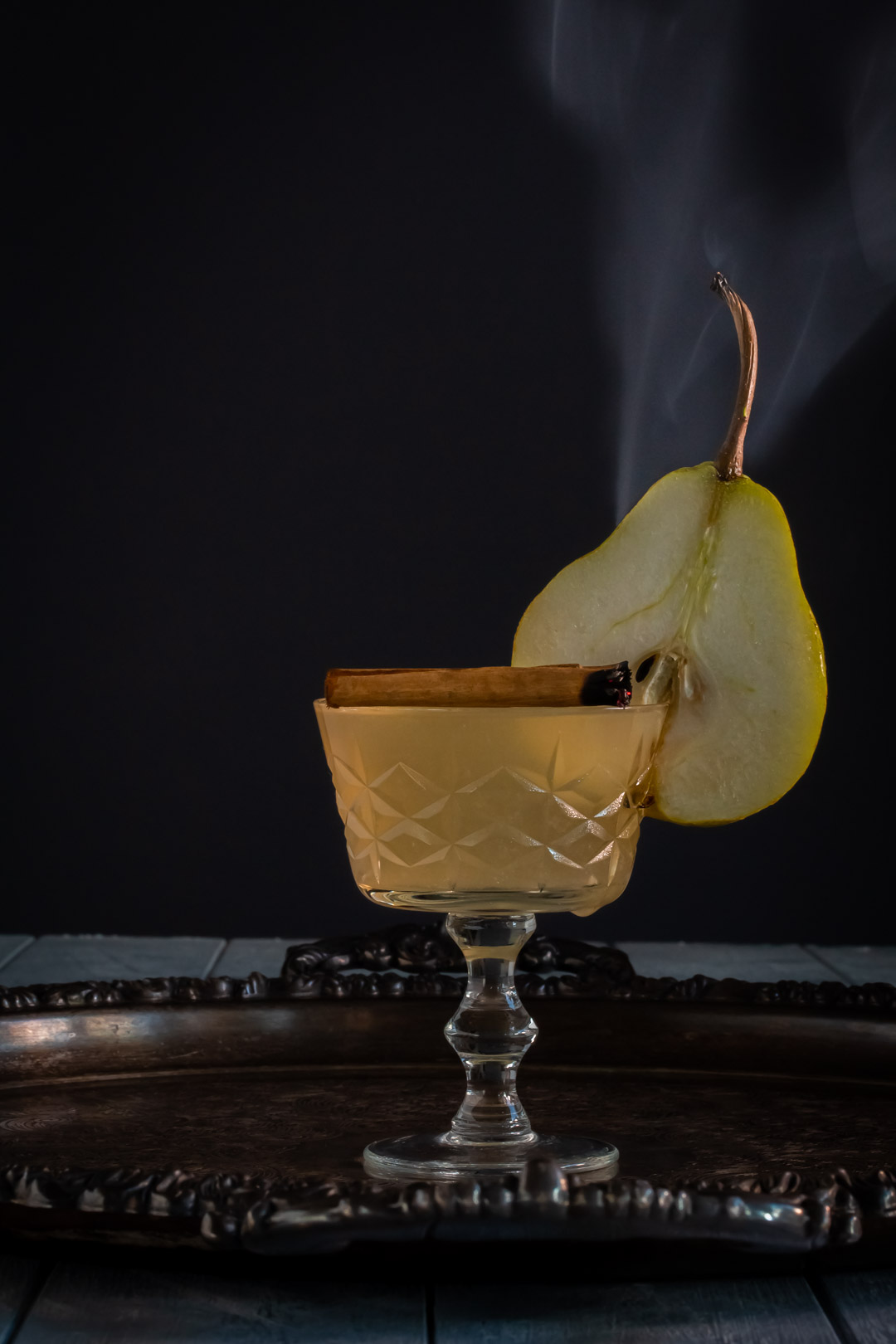 pear cinnamon sour with cinnamon smoke and pear slice