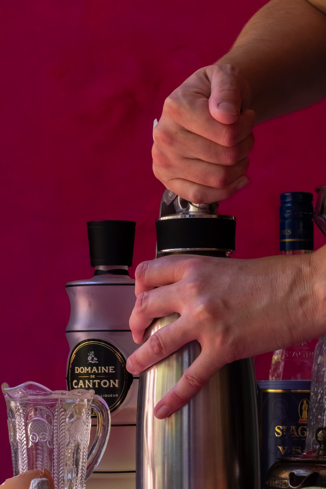 charging whipper to create custard foam for xmas sour charging whipper with N2O to create custard foam for xmas sour